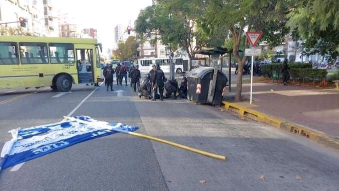 CNuestrapatria's tweet photo. LIBERTAD A LOS RECICLADORES REPRIMIDOS Y DETENIDOS POR LARRETA

Nos solidarizamos y exigimos la inmediata liberación de los seis compañeros recicladores reprimidos y detenidos cuando se manifestaban exigiendo al Gobierno de Larreta que mejore sus condiciones de trabajo. https://t.co/XuEM7yVQ5p