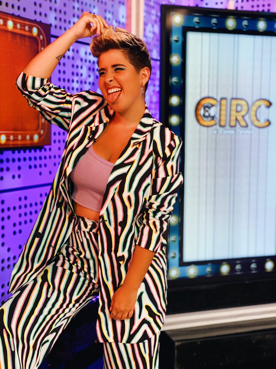 _alejacastello's tweet photo. 00.39h finiquitada la semana televisiva con entrevista a @sandroreyoficial. Que más se puede pedir???
.
Algo si, ir divina con mi traje de @lolinabycarolinaorts con maquillaje verde a conjunto de @albas_makeup
.
#sandrorey #8tv #elcirc8tv #traje #maquillaje #jueves #show https://t.co/Rxo7cY8xVx