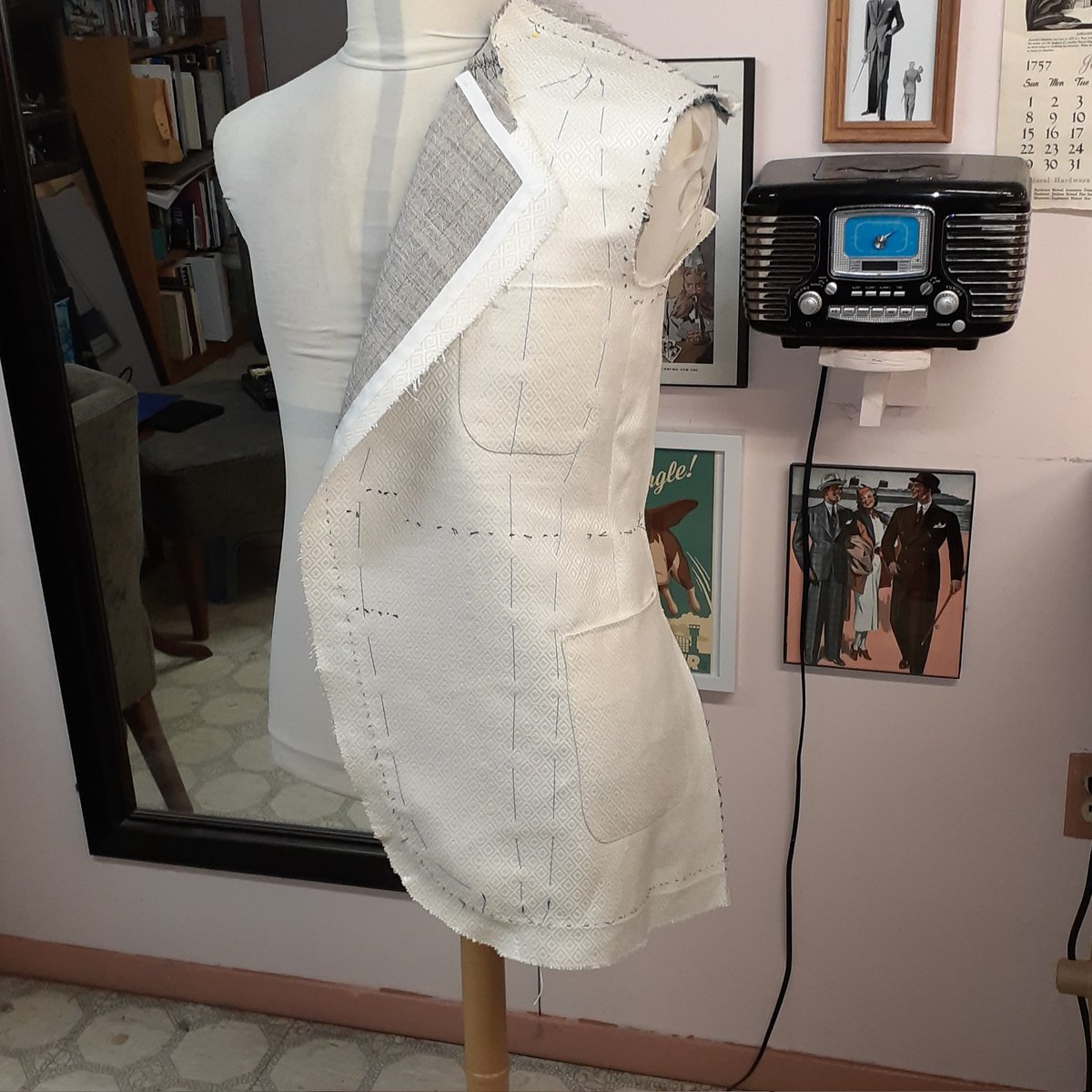 Josef36852203's tweet photo. One side with the canvas and tape basted in. #bespoketailoring #vintagestyle #vintage #vintagetailoring #customclothing #singlebreasted #suitup #summersuit #summersuits #linensuit #lawyerstyle #sportjacket https://t.co/N01iOuGEMw
