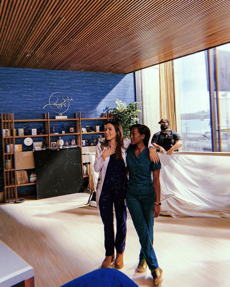 goodsambra's tweet photo. 📸 | #GoodSamCBS  terminou não faz 24h e nós já estamos morrendo de saudades de ver esse elenco incrível, nos bastidores da série ❤️ https://t.co/YpuJbrj9oB