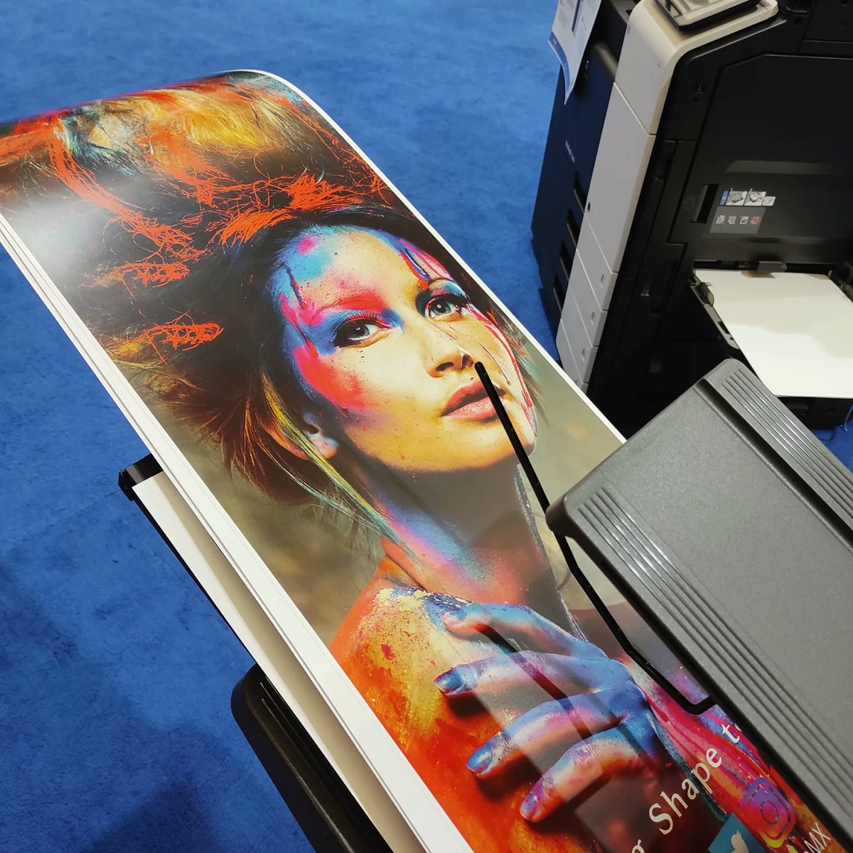 Samanta49053475's tweet photo. @KonicaMinoltaMX ¿Sabías qué?
La AccurioPrint C4065 imprime en sustratos de hasta 360 grs en dúplex y banner de hasta 130cm

#expografica2022 #impresiondigital #konicaminoltamx https://t.co/6l6C5kliPO