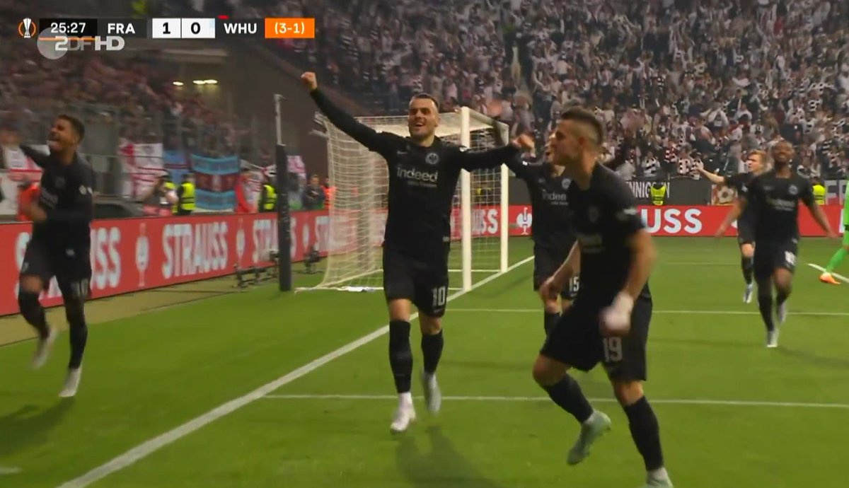 Rob1523s's tweet photo. Glückwunsch lieber @KarsyK 🥂🎉
#SGEWHU #SGEuropa #FRAWHU #UEL https://t.co/BEkyHiP5Zq