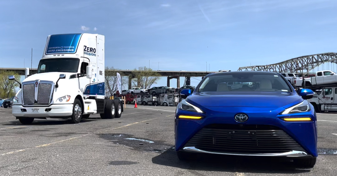 WarWithTheDinos's tweet photo. @Toyota surprised everyone this morning at Port Newark by showcasing the #Mirai &amp; @Kenworth heavy-duty class-8 #hydrogen #fuelcells vehicles!

It's wonderful to see these on the east coast. Can't wait till thousands of drivers can experience these first-hand! #BuildTheH2Stations https://t.co/PLt1QT1Nim