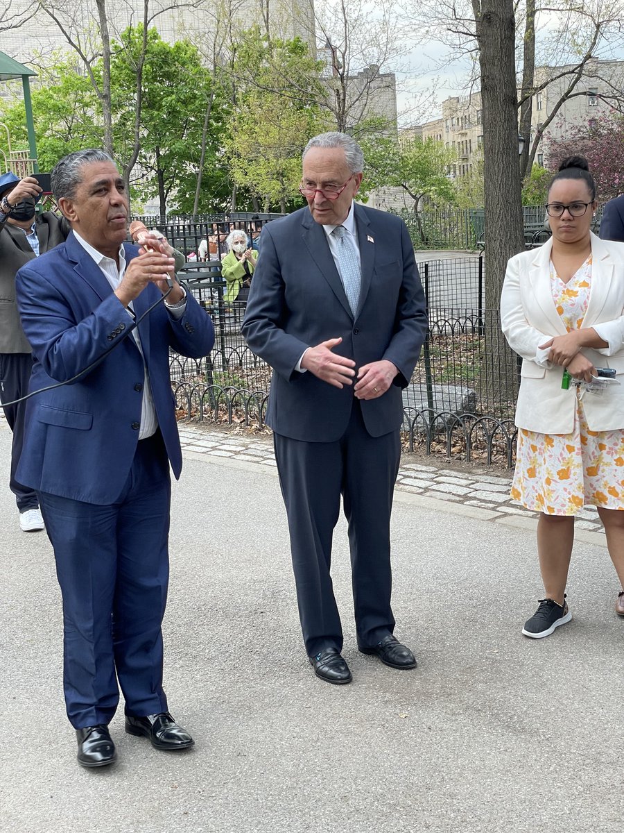 RobAbramowitz's tweet photo. Rally in support of #RoeVWade in #BennettPark in #WashingtonHeights.
@SenSchumer @RepEspaillat @CnDelarosa https://t.co/dSnzPQUrwr