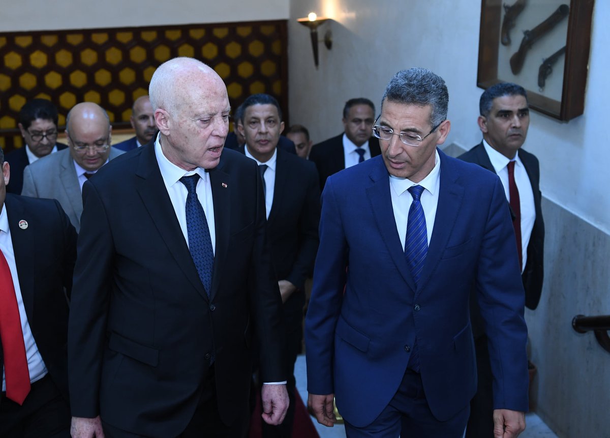 TnPresidency's tweet photo. تحول رئيس الجمهورية #قيس_سعيد إلى مقر وزارة الداخلية أين التقى بوزير الداخلية وسامي الإطارات الأمنية واطلع على سير عمل قاعة العمليات المركزية وقام بجولة في شارع الحبيب بورقيبة أين التقى بعدد من المواطنين واطلع على مشاغلهم وانصت إلى مقترحاتهم.#TnPR
https://t.co/JrNtSJiYwx https://t.co/LpBgiN1uQa