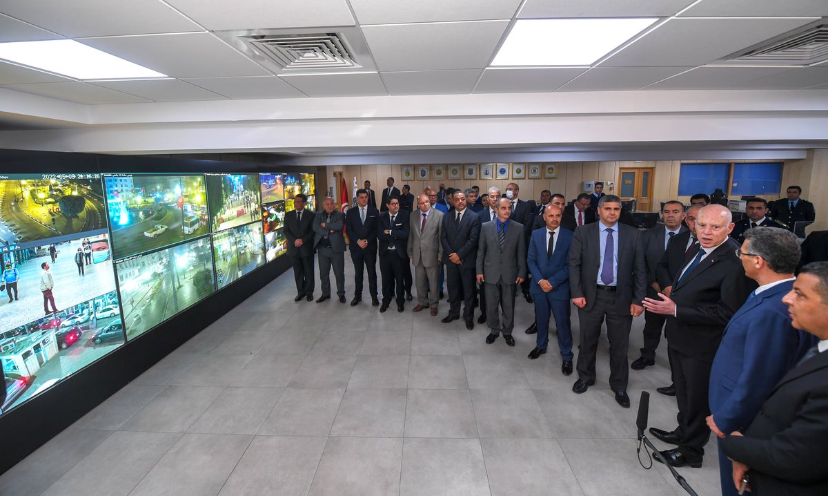 TnPresidency's tweet photo. تحول رئيس الجمهورية #قيس_سعيد إلى مقر وزارة الداخلية أين التقى بوزير الداخلية وسامي الإطارات الأمنية واطلع على سير عمل قاعة العمليات المركزية وقام بجولة في شارع الحبيب بورقيبة أين التقى بعدد من المواطنين واطلع على مشاغلهم وانصت إلى مقترحاتهم.#TnPR
https://t.co/JrNtSJiYwx https://t.co/LpBgiN1uQa