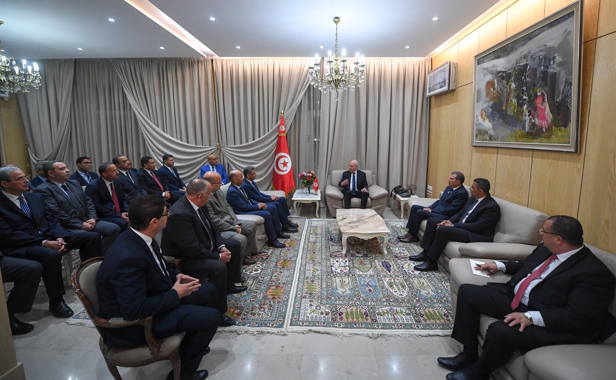 TnPresidency's tweet photo. تحول رئيس الجمهورية #قيس_سعيد إلى مقر وزارة الداخلية أين التقى بوزير الداخلية وسامي الإطارات الأمنية واطلع على سير عمل قاعة العمليات المركزية وقام بجولة في شارع الحبيب بورقيبة أين التقى بعدد من المواطنين واطلع على مشاغلهم وانصت إلى مقترحاتهم.#TnPR
https://t.co/JrNtSJiYwx https://t.co/LpBgiN1uQa