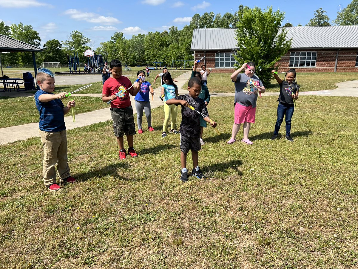 ShootyourShot32's tweet photo. Bubbles Bubbles Bubbles 🫧!! Ms. Williams 2nd grade babies worked hard and learned their math facts 0-10 and each one of them received a giant bubble wand today🤗🤗!! Charles England Addition Fact Masters!! https://t.co/cuyBnvBpYv