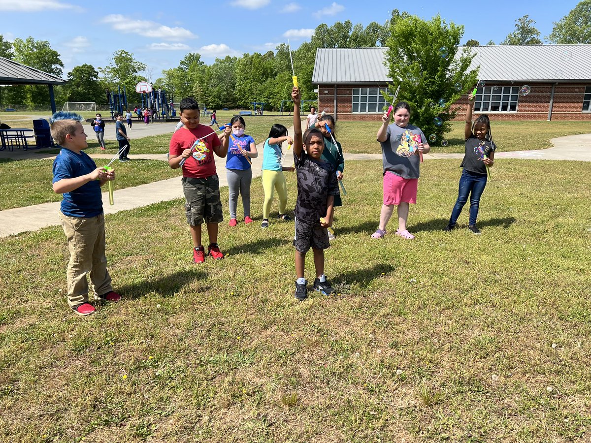 ShootyourShot32's tweet photo. Bubbles Bubbles Bubbles 🫧!! Ms. Williams 2nd grade babies worked hard and learned their math facts 0-10 and each one of them received a giant bubble wand today🤗🤗!! Charles England Addition Fact Masters!! https://t.co/cuyBnvBpYv