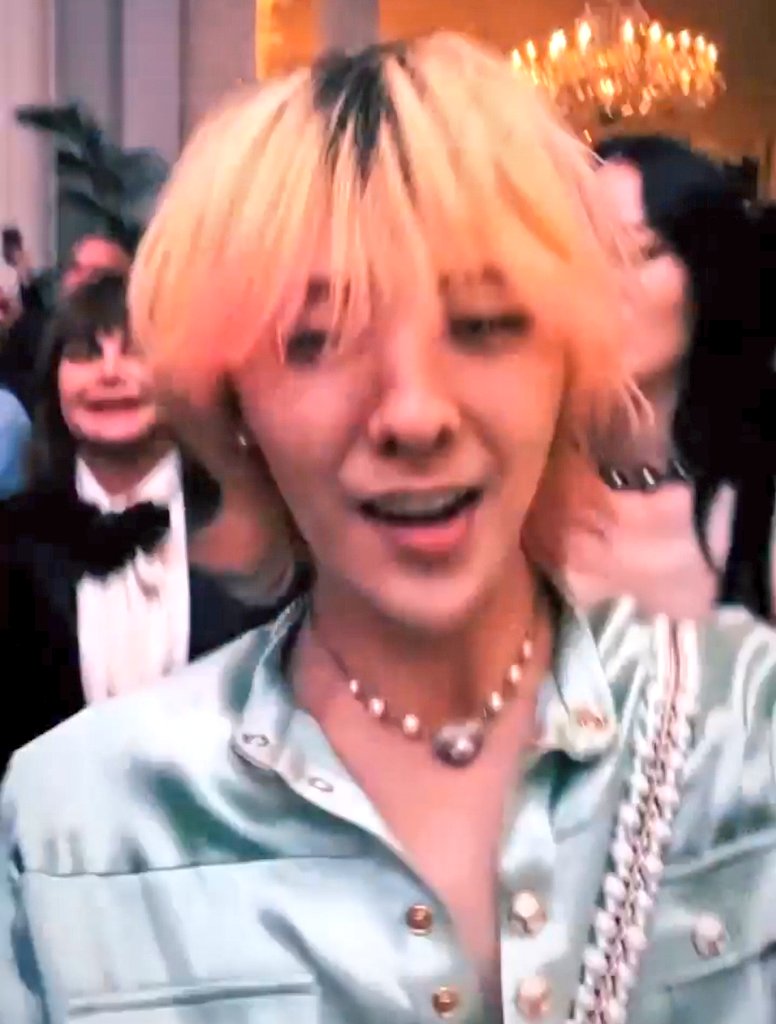 8KLIFE's tweet photo. His first time partying publicly in years 😭 glad he's having a wonderful time.

#GDRAGONXCHANEL22
GDRAGON AT CHANEL CRUISE
#GDRAGON #BIGBANG_StillLife https://t.co/kkyoniV6ta