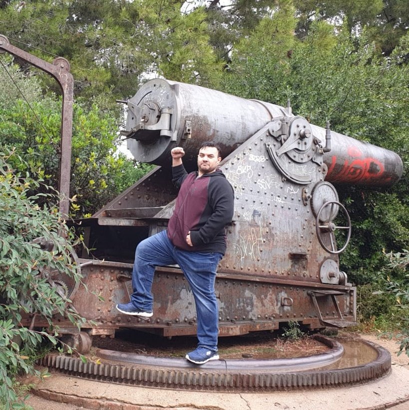 Imziverse's tweet photo. #NewProfilePic cannons be at my disposal... whether they my own or the lame one in the back #Barcelona #TopOfTheHill #throwback https://t.co/1irNPHG3lD