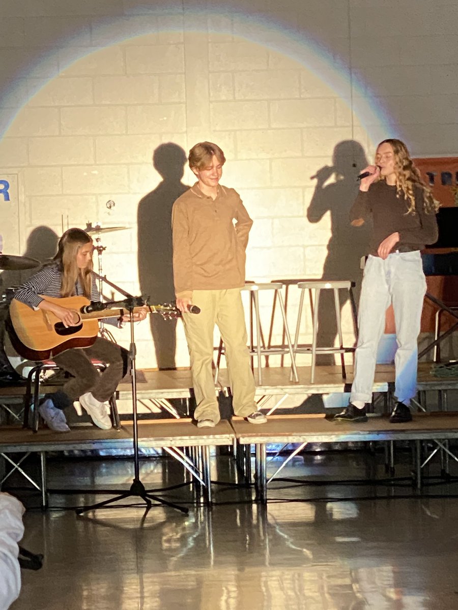 OTmrshanna's tweet photo. The talent at OTHS is simply incredible!!! #coffeehouse @OTSpartanLegacy https://t.co/uFQijOSfSj