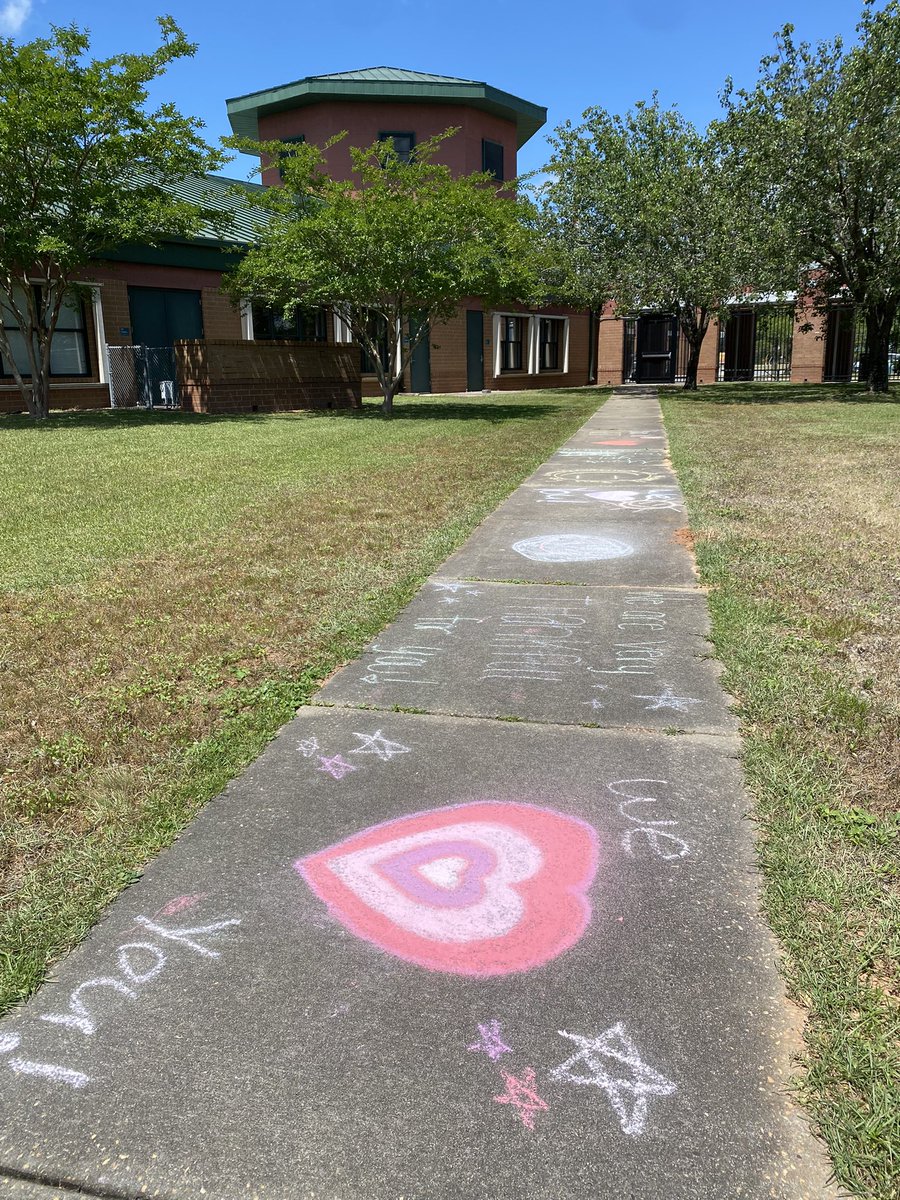 MrsHritz's tweet photo. Feeling appreciated before we ever walk into the school! 💗 https://t.co/46awY6Io4Y