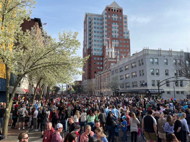 MayorJoyceCraig's tweet photo. It’s safe to say Taco Tour 2022 was 💯.
Thank you to the thousands (!) of people, pets and ponies who came out. Every taco I had was absolutely fantastic. 🌮 #MHTpride https://t.co/lnAlVgq3gI