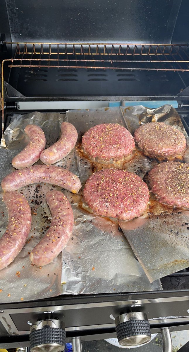 bastardxraccoon's tweet photo. Throwing it@down #cookingout https://t.co/bdSflRvZ0k