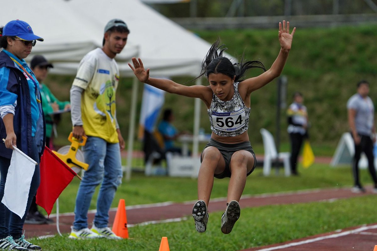 IDRD's tweet photo. 🏅¡ORO!🏅 Nueva medalla por parte del #EquipoBogotá en los @juegosintercol por parte de Luna Camila Aguilera en para atletismo, categoría #salto largo T15. 🎉¡Felicitaciones!🎉

#BogotáEnIntercolegiados
📸: IDRD https://t.co/0pNhjfBXP0