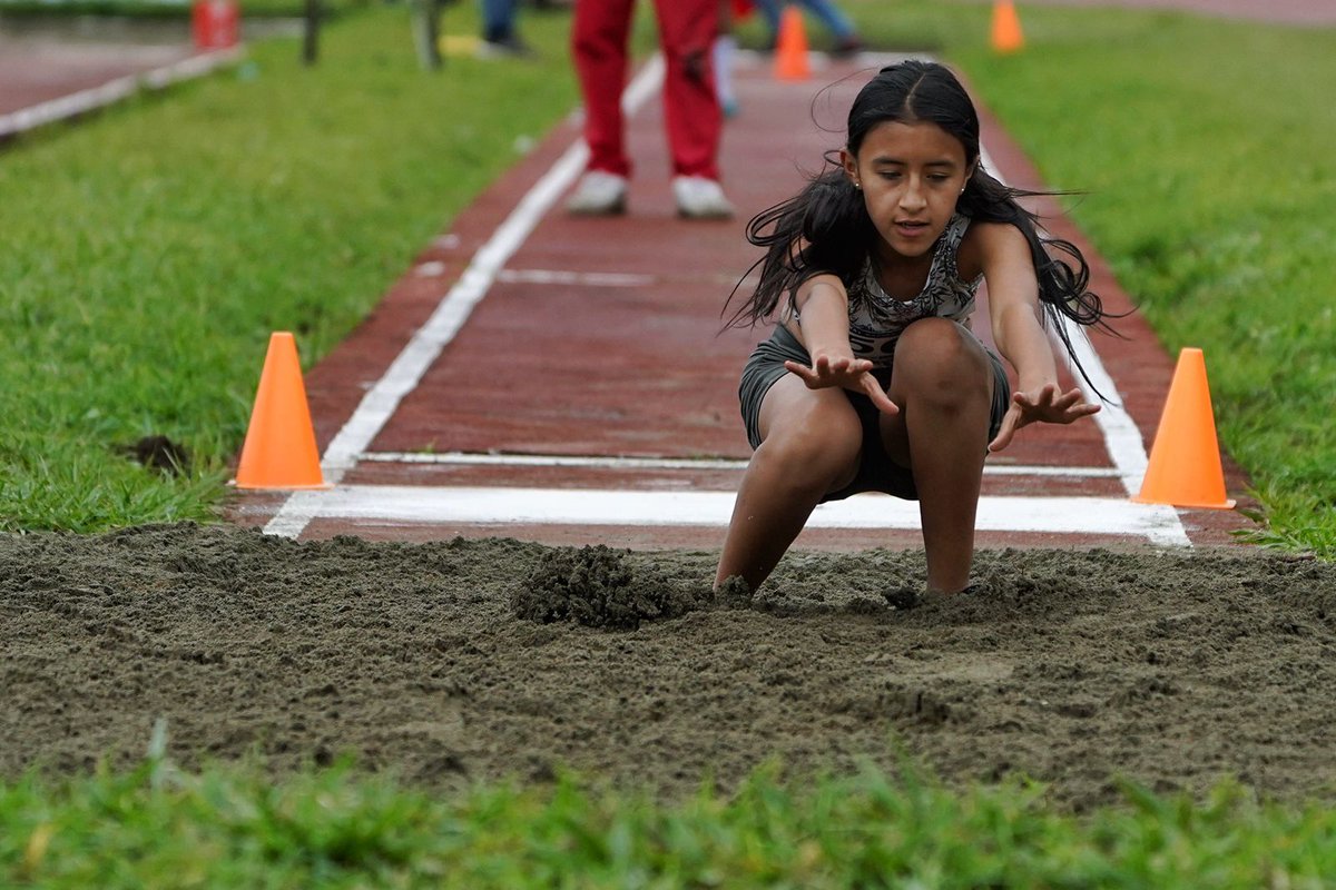 IDRD's tweet photo. 🏅¡ORO!🏅 Nueva medalla por parte del #EquipoBogotá en los @juegosintercol por parte de Luna Camila Aguilera en para atletismo, categoría #salto largo T15. 🎉¡Felicitaciones!🎉

#BogotáEnIntercolegiados
📸: IDRD https://t.co/0pNhjfBXP0