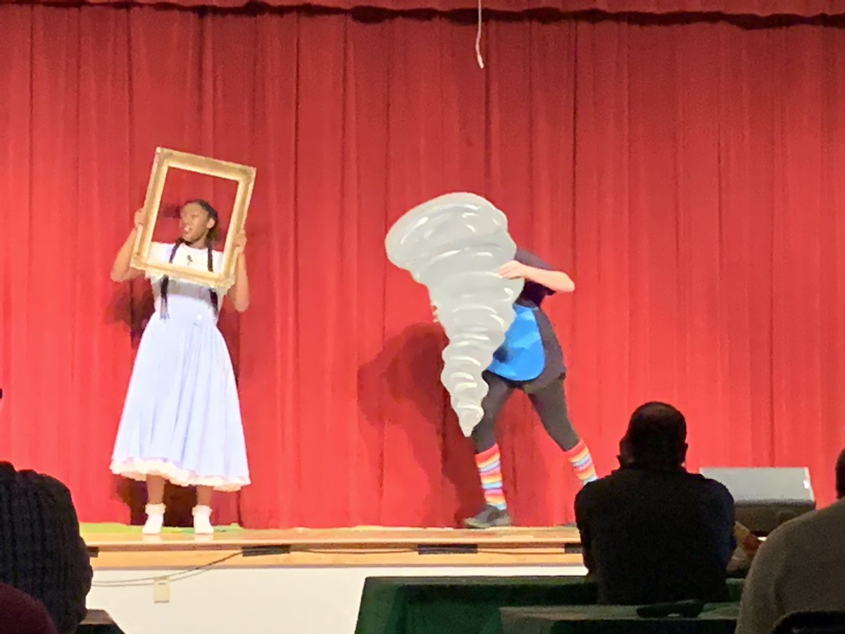 DiplomatMiddle's tweet photo. It’s a Wizard of Oz kind of night here at DMS! If you didn’t make the show tonight, you need to come tomorrow. #wereofftoseethewizard https://t.co/CmnsHp0h15