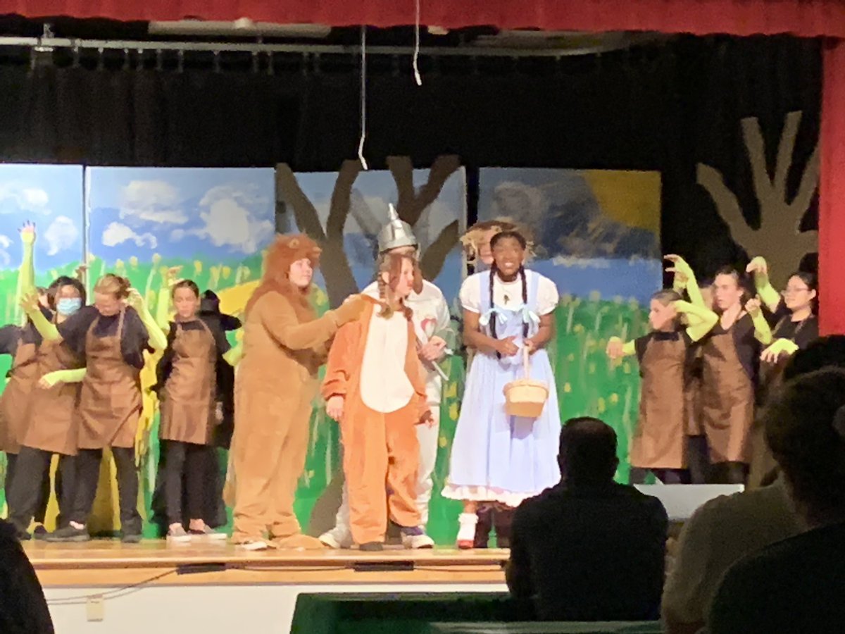 DiplomatMiddle's tweet photo. It’s a Wizard of Oz kind of night here at DMS! If you didn’t make the show tonight, you need to come tomorrow. #wereofftoseethewizard https://t.co/CmnsHp0h15