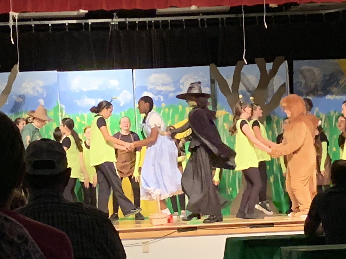 DiplomatMiddle's tweet photo. It’s a Wizard of Oz kind of night here at DMS! If you didn’t make the show tonight, you need to come tomorrow. #wereofftoseethewizard https://t.co/CmnsHp0h15