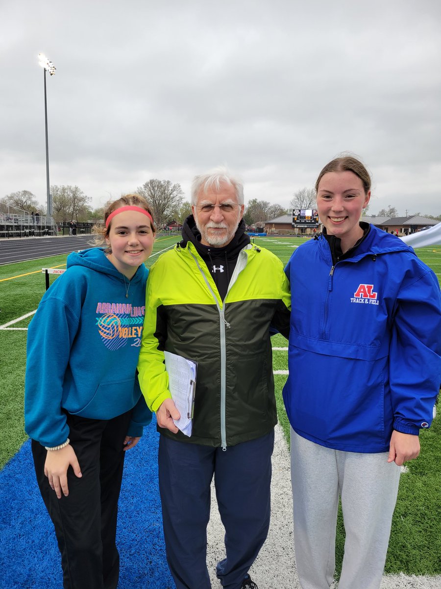So great introducing our freshman to a living AL legend at Conference!
@AlhsRunning <a href="/ronlakatos/">Ron Lakatos</a> @Emmaire