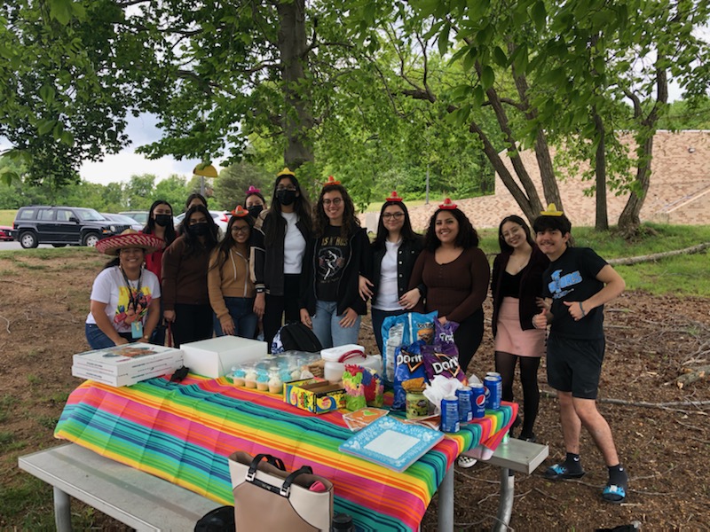 PotomacSHS's tweet photo. ¡Feliz Cinco de Mayo! 🥳���🎊 Piñata included, we had our last meeting of the 2021-22 school year and celebrated our Seniors. We can't wait to continue promoting Hispanic Culture in the US next school year #cincodemayo2022 #cincodemayo #spanishhonor . https://t.co/A99iHQuFfw
