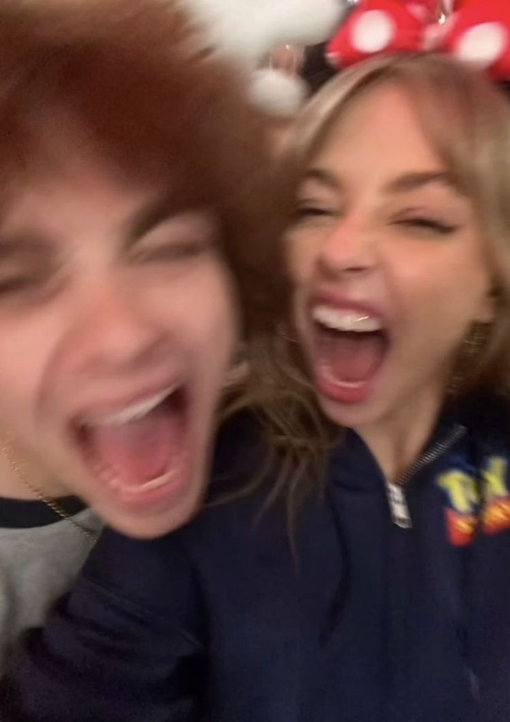 bybrenna's tweet photo. te amo, meu anão violino. 
te amo, kevin do meu hunter.
te amo, lancheira do meu casimiro.
te amo, manteiga do meu indiano.
te amo, jhonny do meu daniel. 
te amo, minha sae. https://t.co/K9HTCXJZGi