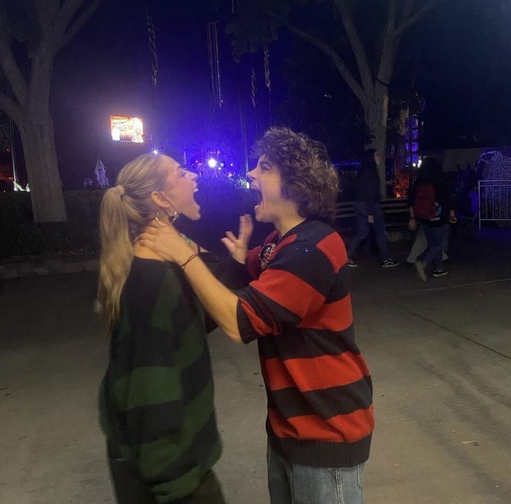 bybrenna's tweet photo. te amo, meu anão violino. 
te amo, kevin do meu hunter.
te amo, lancheira do meu casimiro.
te amo, manteiga do meu indiano.
te amo, jhonny do meu daniel. 
te amo, minha sae. https://t.co/K9HTCXJZGi