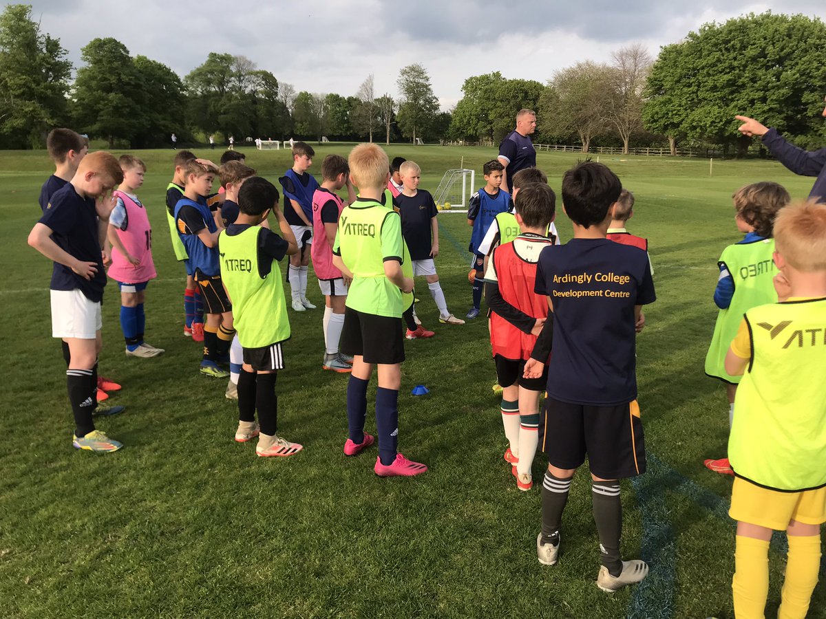 ArdinglySport's tweet photo. Development centre back on tonight.☝️ as usual some real good talent on show. 👏#betterneverstop #pathway https://t.co/Fd1DP05B3z