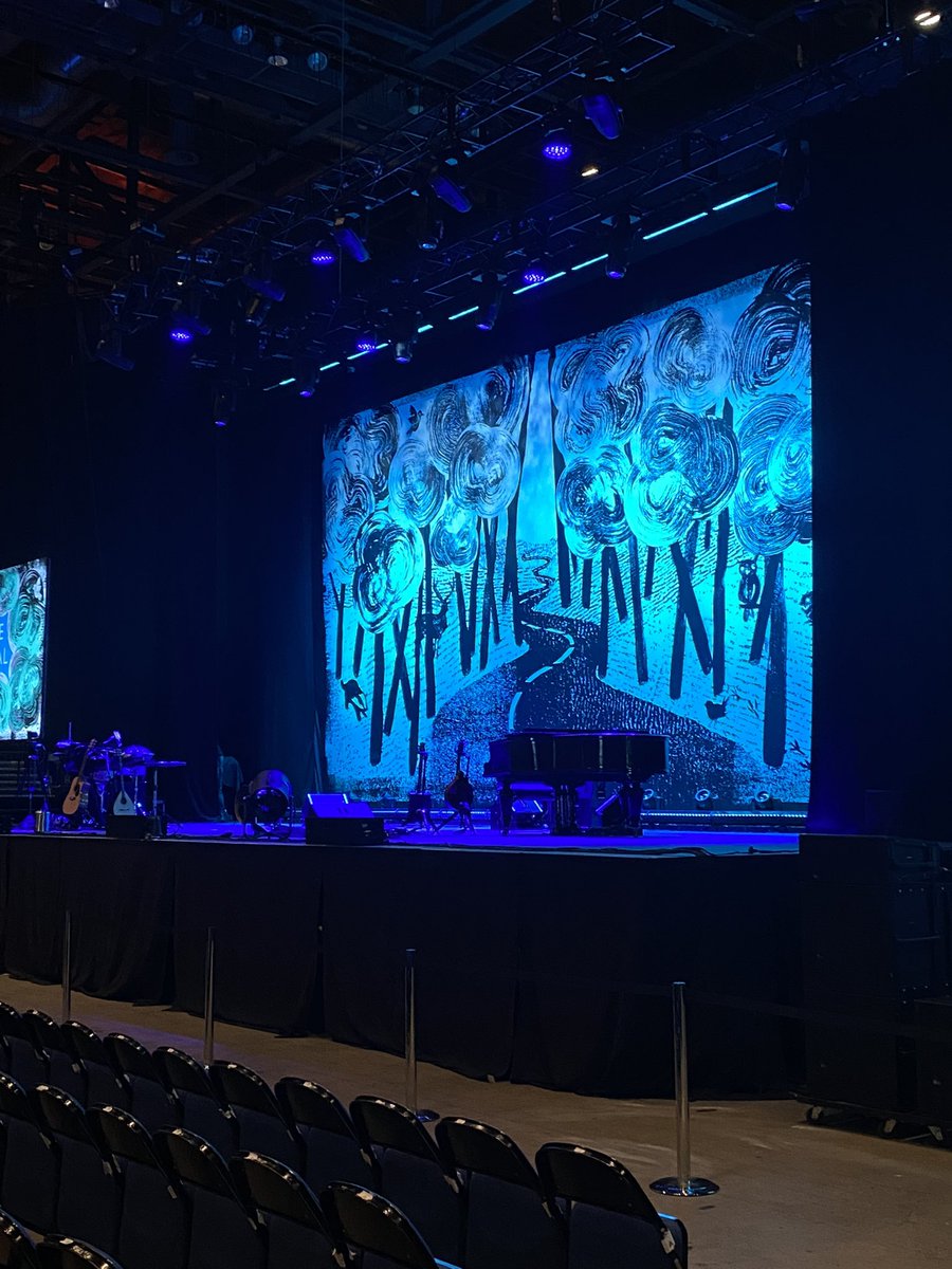 JessArmes's tweet photo. Welcome to Liverpool @BillBailey 
#giveusawave https://t.co/lfekKwR7r2
