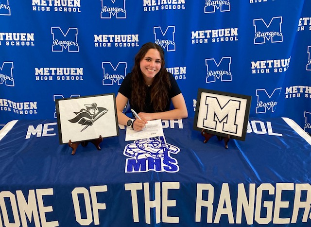 methuensports's tweet photo. Congratulations to Emily Charest who has committed to SNHU where she will continue her academic and athletic career.  Emily is a member of our @METHUENXC and @MHSRangertrack teams.  Best of Luck at SNHU Emily! @EagleTribSports @MoloriMedia https://t.co/blq3uOwRCn