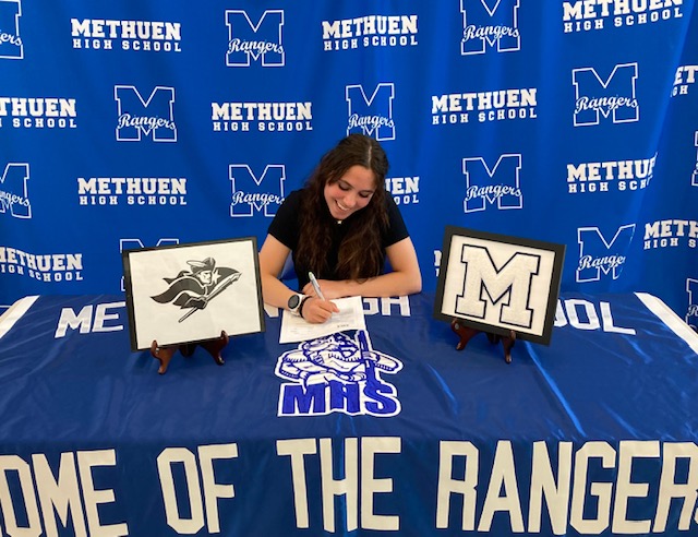 methuensports's tweet photo. Congratulations to Emily Charest who has committed to SNHU where she will continue her academic and athletic career.  Emily is a member of our @METHUENXC and @MHSRangertrack teams.  Best of Luck at SNHU Emily! @EagleTribSports @MoloriMedia https://t.co/blq3uOwRCn