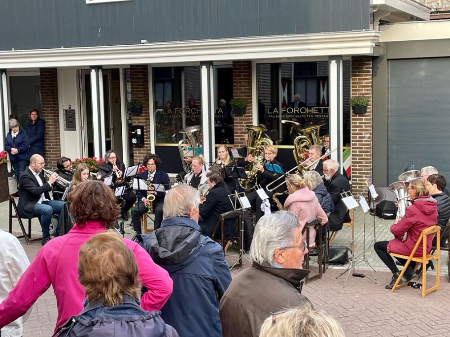 Gisteravond hebben we tijdens de Dodenherdenking in Krommenie een muzikale bijdrage mogen leveren. Fijn dat het na twee jaar weer mogelijk is om met zijn allen samen te komen en een moment stil te staan.