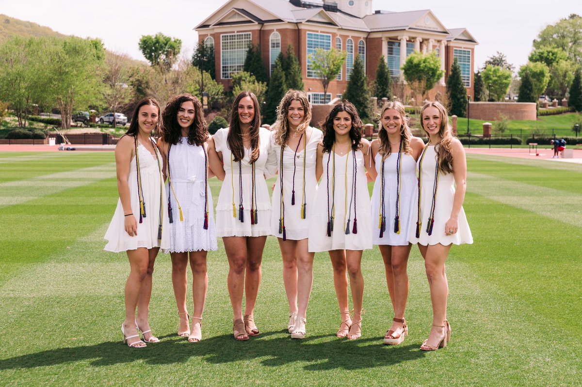 LibertyWSoccer's tweet photo. Congrats ladies ⚽️🎓 https://t.co/ukn8SDfa2p