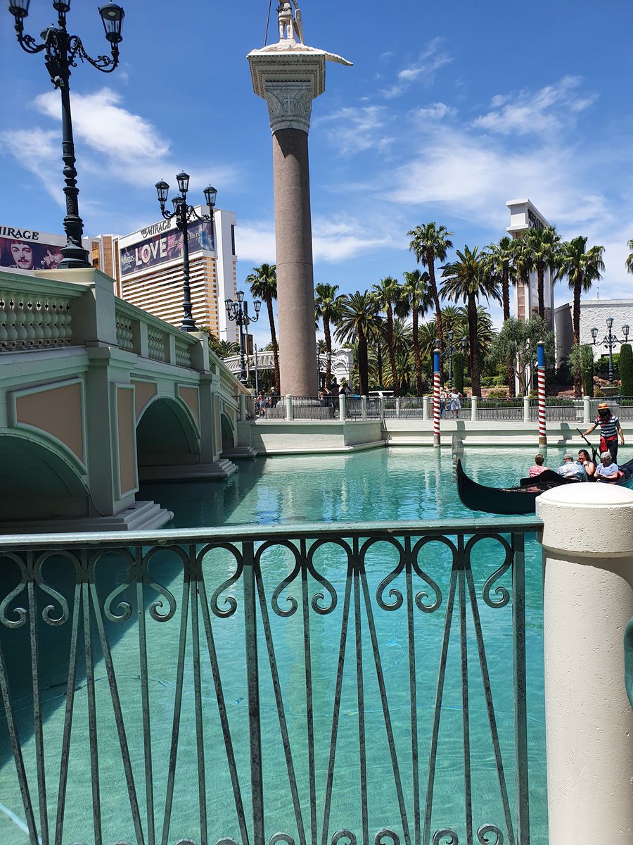 And that's a wrap! What a week 🥳🐕☕️♻️🍷👏🤝 Now for some natural sunlight and fresh air before heading home ✈️