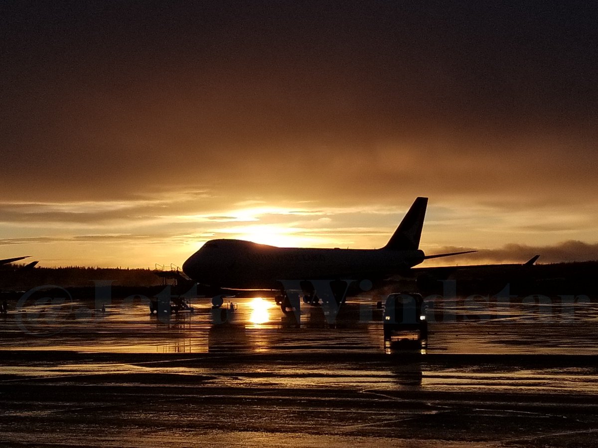 Jetta_Windstar's tweet photo. Didn't really wanna watermark this old pic of Cathay, a 744.
#cathaypacificcargo #sunset #anchoragealaska #avgeek #airplane #cargoplane #airplanephotography #aviationphotography #boeing #freighterswag #b744 #heavyjet #flightopslife https://t.co/y7WlAMxjv3
