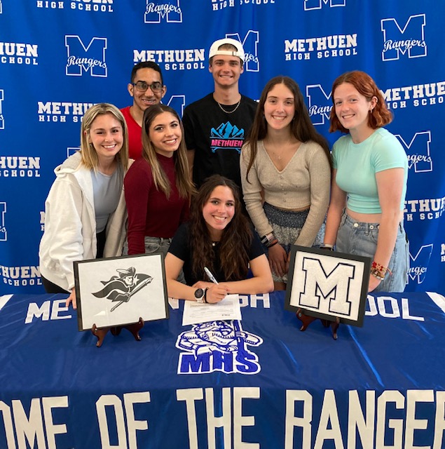 methuensports's tweet photo. Congratulations to Emily Charest who has committed to SNHU where she will continue her academic and athletic career.  Emily is a member of our @METHUENXC and @MHSRangertrack teams.  Best of Luck at SNHU Emily! @EagleTribSports @MoloriMedia https://t.co/blq3uOwRCn