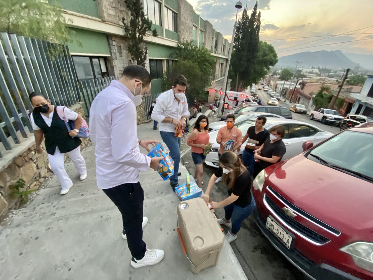 PonchoDanao's tweet photo. La Brigada Naranja visitó la Clínica #1 del IMSS en #Saltillo para compartir bocadillo con los familiares de los pacientes. 

Desde hace años realizamos esta actividad en los hospitales de la capital y Ramos Arizpe. https://t.co/C4BIGXi1B5
