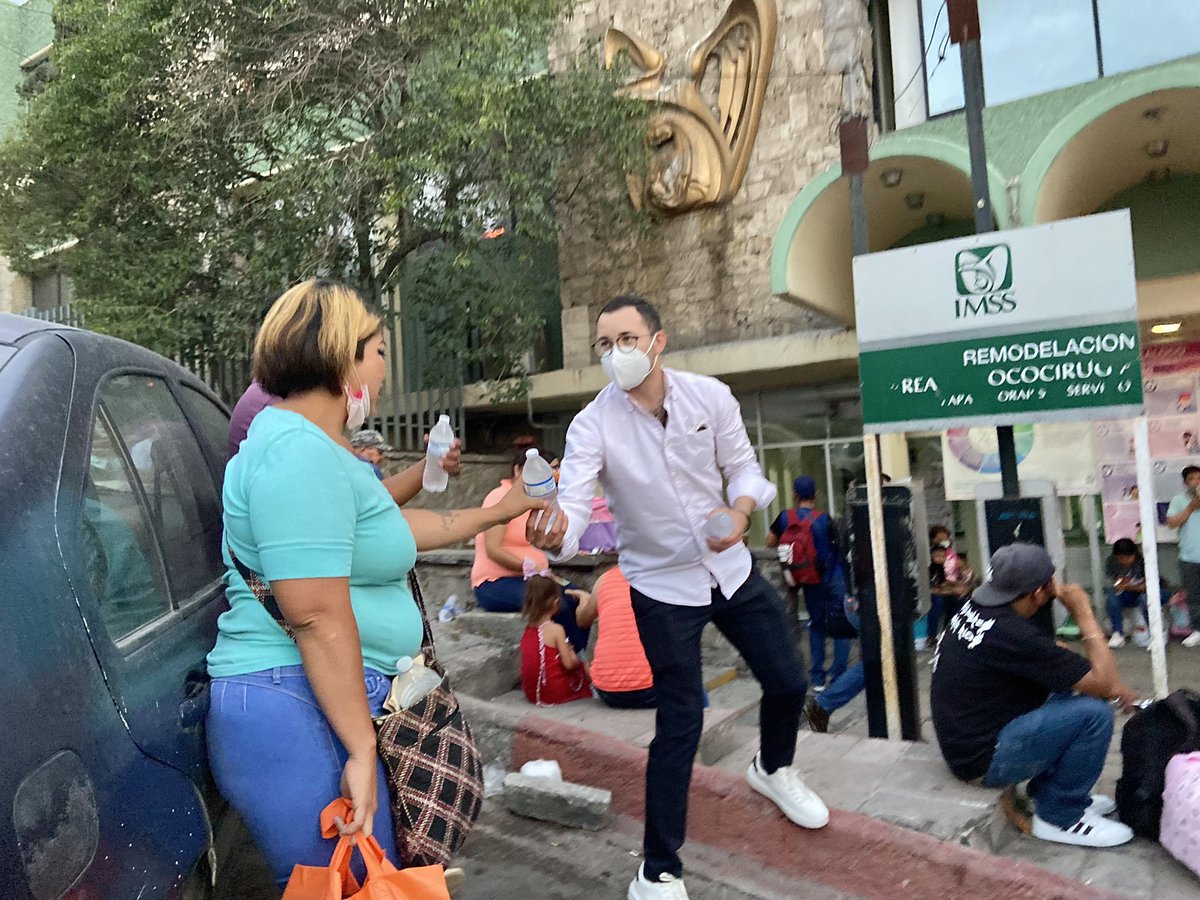 PonchoDanao's tweet photo. La Brigada Naranja visitó la Clínica #1 del IMSS en #Saltillo para compartir bocadillo con los familiares de los pacientes. 

Desde hace años realizamos esta actividad en los hospitales de la capital y Ramos Arizpe. https://t.co/C4BIGXi1B5
