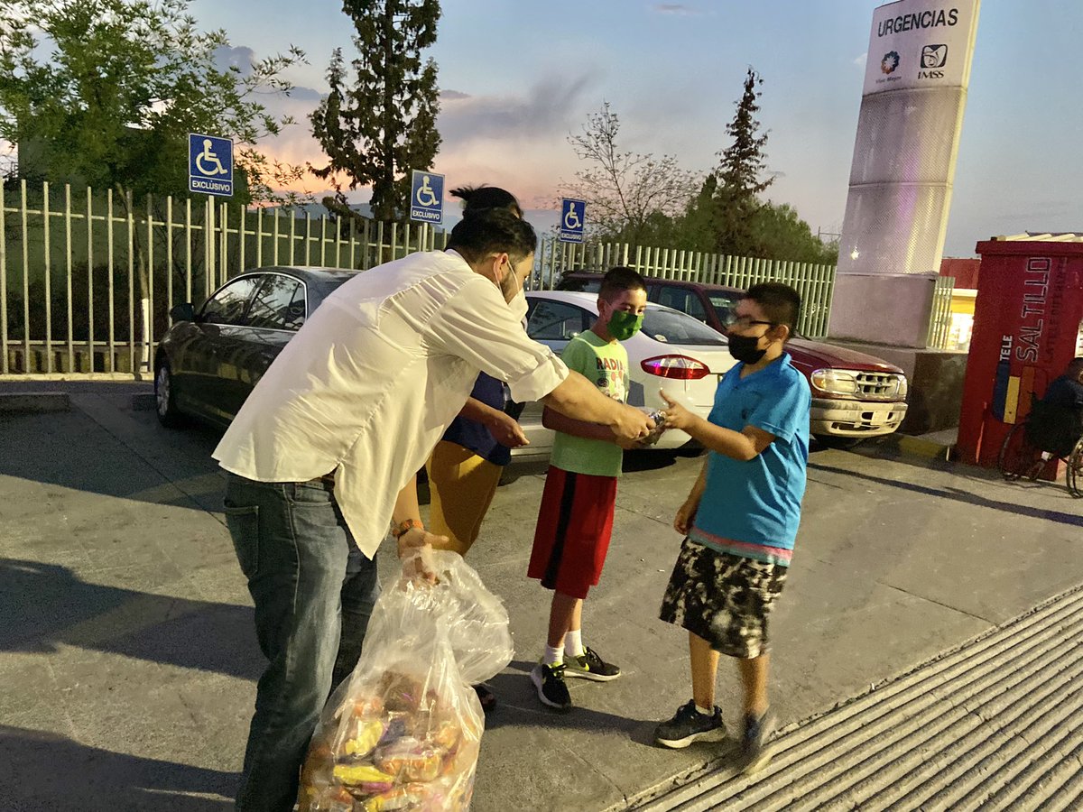 PonchoDanao's tweet photo. La Brigada Naranja visitó la Clínica #1 del IMSS en #Saltillo para compartir bocadillo con los familiares de los pacientes. 

Desde hace años realizamos esta actividad en los hospitales de la capital y Ramos Arizpe. https://t.co/C4BIGXi1B5