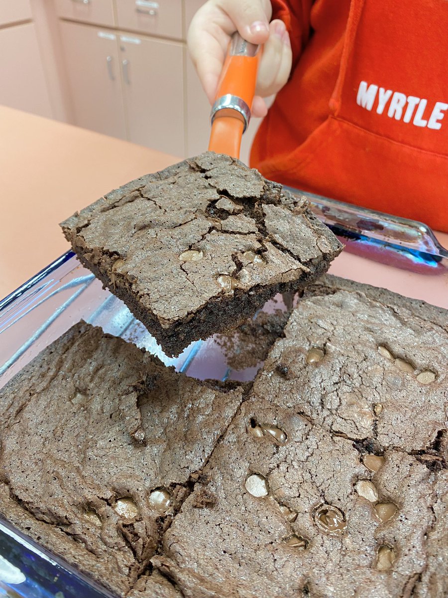 StewardsonHWDSB's tweet photo. Beautiful brownies made by a group in my #PersonalLifeManagement #HIP4O class yesterday! Chocolatey perfection 👌🏻 @SaltfleetHWDSB https://t.co/hsGN6YOnaQ