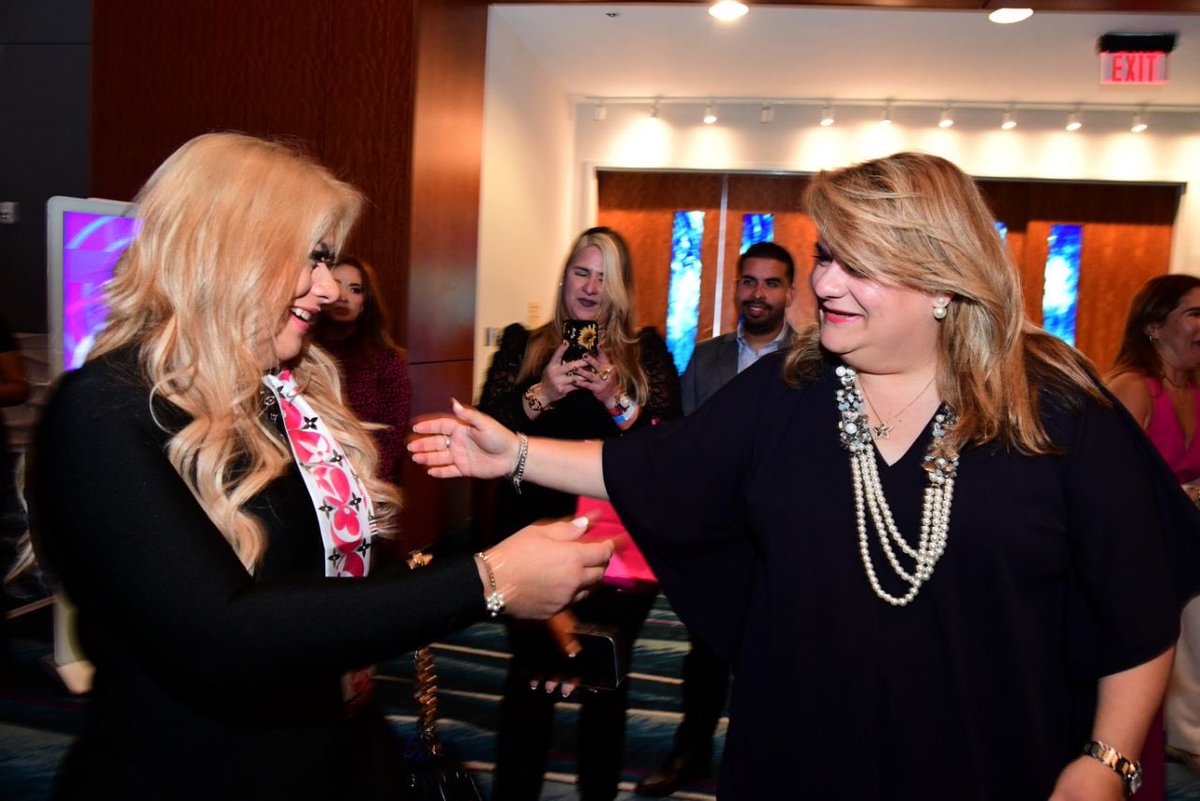 Jenniffer's tweet photo. Gracias a @MujerEmprendePR por la invitación para motivar a todas las mujeres empoderadas en el evento de ayer y a las recipientes de este año del reconocimiento Mujer Empoderada que con mucho honor recibí de ustedes el pasado año. 

https://t.co/2jNUmbs2DS https://t.co/6e6w7bJTFP