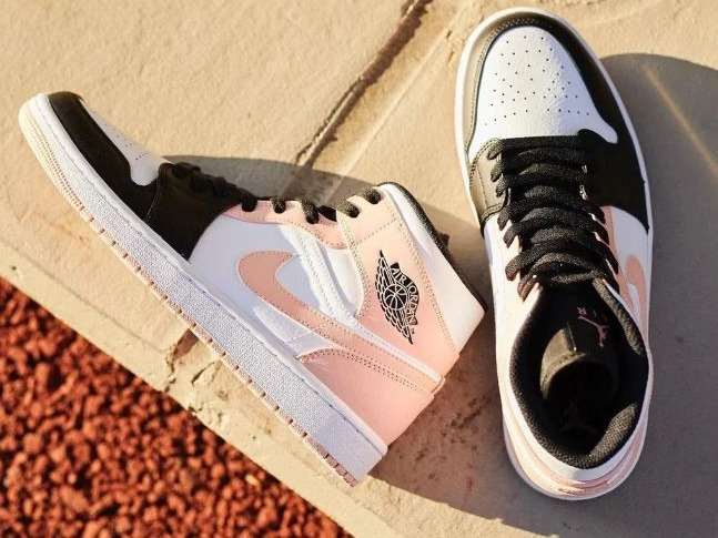 THE CLOSET INC 🐐

DM PURCHASE RAFFLE!! 🔥🔥

LETS GO!!💪💪

Men's Air Jordan 1 Mid Shoe " Crimson Tint"🙌🤗

$150 

DM Size &amp;  Email 📬

Must Share, RT or Story This Post 🙏

Must have Account On Website! Link In Bio👆

Winner's will Be Contacted Saturday May 7th 👏😎