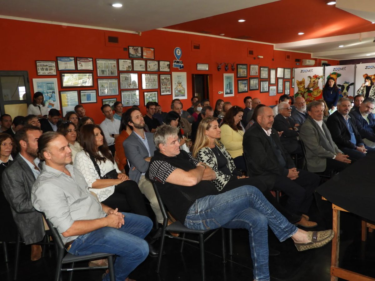 agenciaidiar's tweet photo. Nuestro presidente @ferpeirano participó del 1º Encuentro Presencial de la Red de Parques y Polos Tecnológicos de Argentina #RedPPar organizado por @PTLCSAPEM en Santa Fe. https://t.co/VdfU7YZ1C4