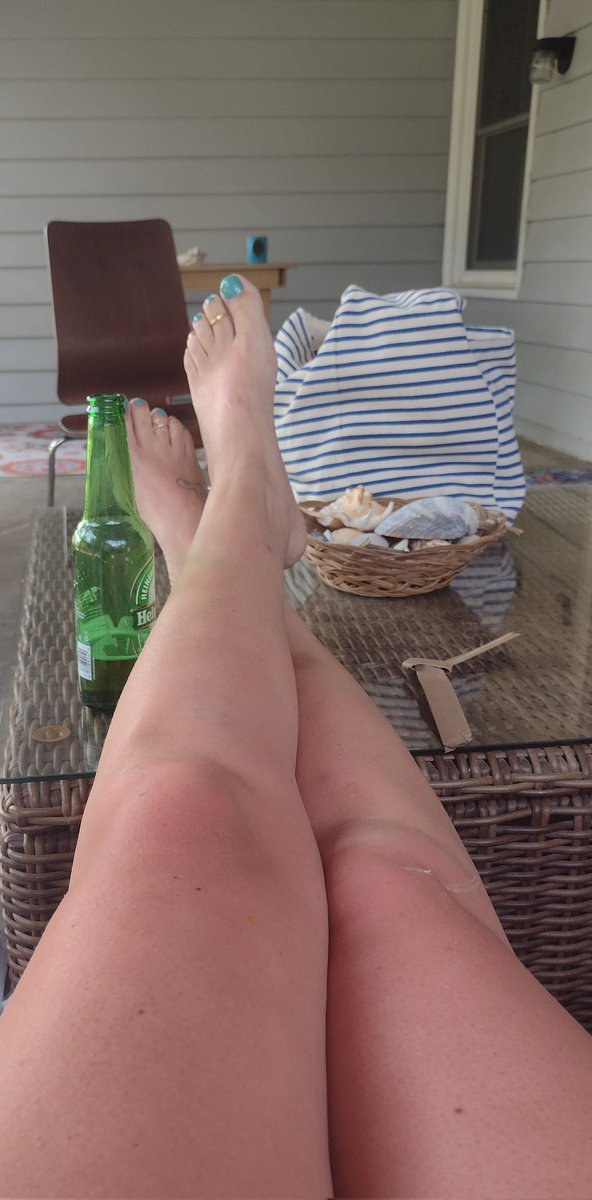 MorganJMoon's tweet photo. Resting my feet on your back like this sure is a lot more comfortable 😈
#feet #barefeet #paintedtoes #toerings https://t.co/XG7gjqAf1L