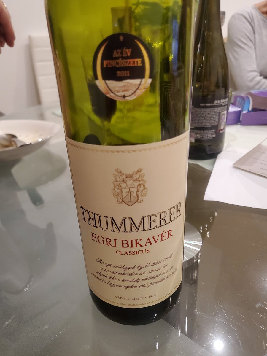 IkkelaJussi's tweet photo. Unkarissa ollaan, maamerkit ovat aika selvät. 😋🍷

#EgriBikaver #ErkinPikakivääri #EiKyykkyviini #Thummerer https://t.co/AFcnqgUV66
