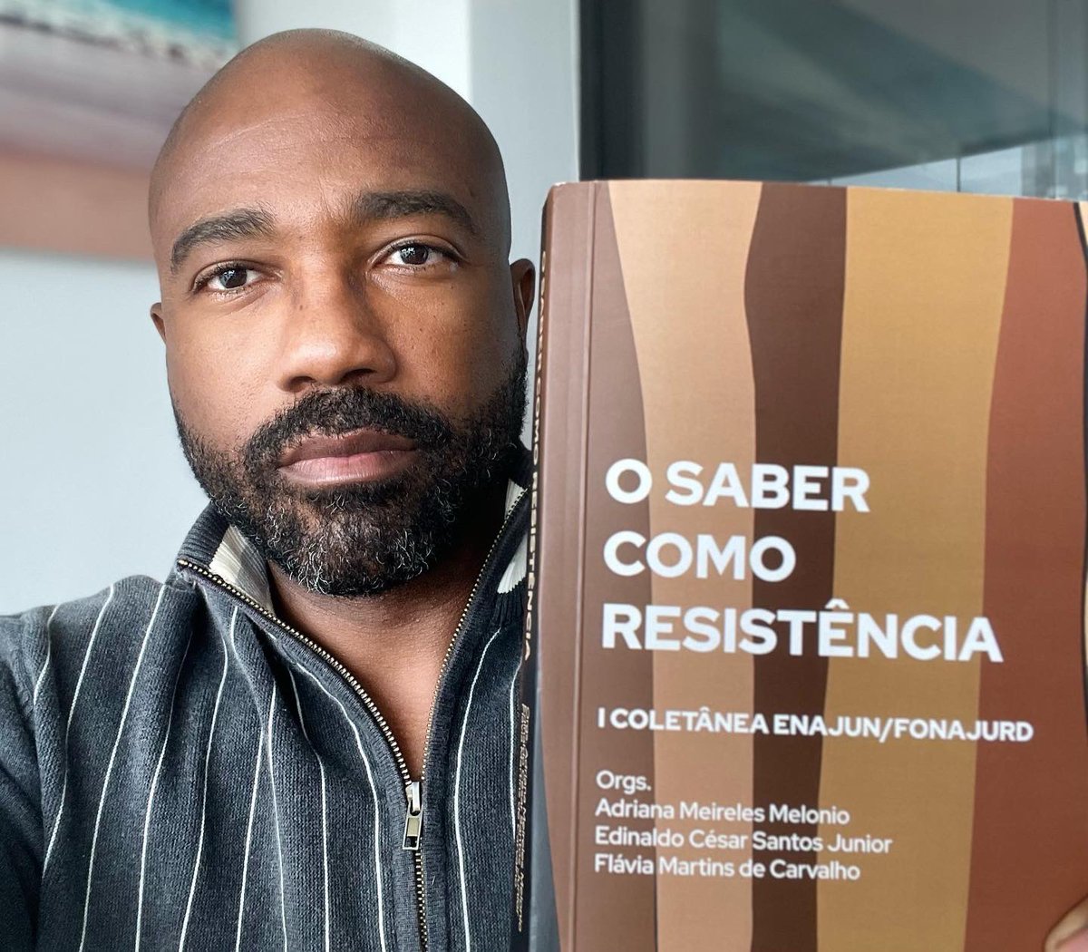 É só até o dia 08/05 a oportunidade de comprar essa obra com 50% pela Editora Zouk!!!

O livro “O Saber como Resistência” é o resultado da I Coletânea do Enajun.Fonajurd.

Um livro para ler e presentear aqueles/as que querem ter acesso a uma leitura antirracista de qualidade.