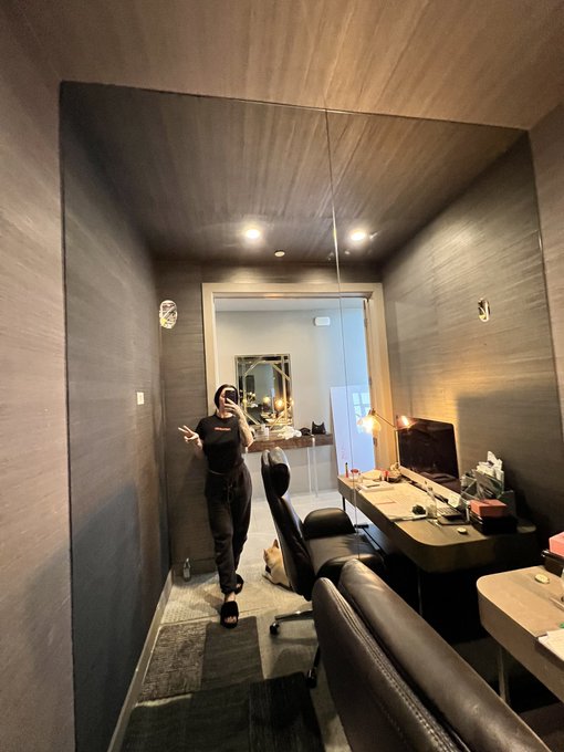 My home office is coming along nicely https://t.co/Jh4bjJDtyH