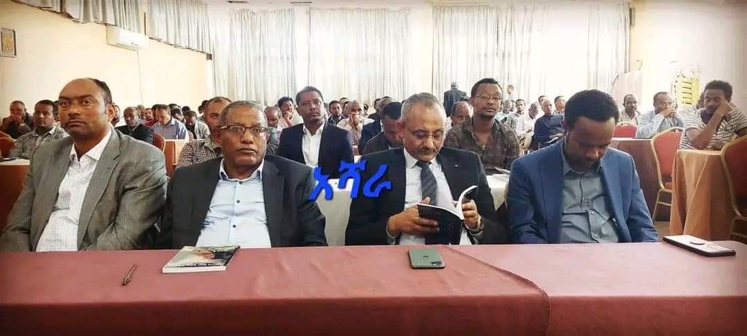 Amwikileaks's tweet photo. በዶ/ር ሞላ ፈለቀ የተጻፈዉ ይህ የማስታወሻ መጽሐፍ የኮሚሽነር አበረ አዳሙን ከትዉልድ ቀያቸዉ እስከ በረሃ ትግላቸዉ ብሎም  ህይወታቸው እስካለፈበት ዕለት የሚያትት ሲሆን ይህ  መጽሐፍ በሃሳብ ሙሉ እንዲሆን የተለያዩ ማስረጃዎችም ተካተዉበታል። https://t.co/dbpWOSk2Qn