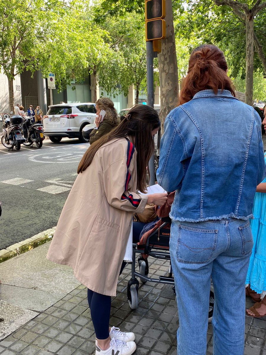UDMAFICclinic's tweet photo. Avui Taller d’Introducció a l’Atenció Comunitària amb docents de luxe, disfrutant de l’aprenentatge i coneixent el barri @Joan_gene @Rocio_1106 @CAPSBEsq https://t.co/0vrZTjIhma